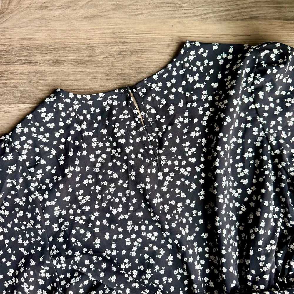 Feminine Floral‎ Long Sleeve Black White Dress Lace Hem Waist Tie Size US 4